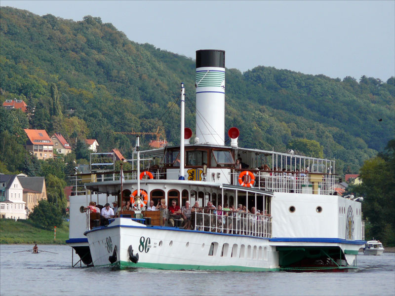 Der achtzig Jahre alte Personendampfer LEIPZIG ist gut besetzt auf der Schlsserrundfahrt; hier auf der Elbe vor Dresden-Wachwitz; 28.08.2009