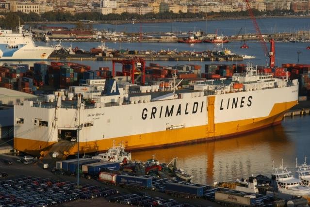 Der Autotransporter, M/S  Grand Benelux  wir in Salerno mit Gebrauchtwagen fr Russland beladen; 11.11.2007