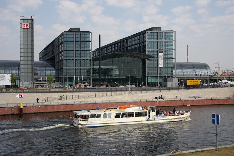 Der Berliner Hauptbahnhof diente als Kulisse fr die vorbeifahrende  La Belle  am 30.04.2009.