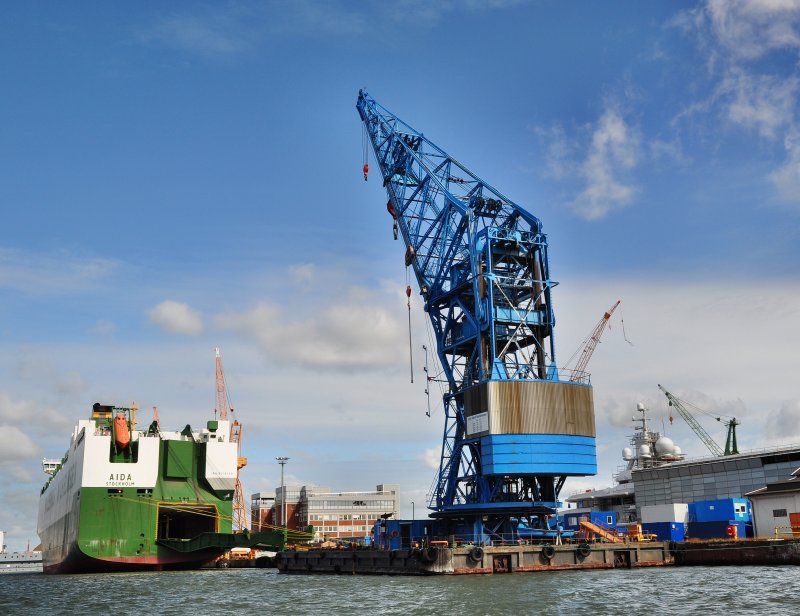  Der blaue Klaus   Schwimmkran SK16 der Lloyd Werft - Bj.1923 - Lg.40m - Br.23,35m - Tg.2,73m - Hhe 63m - Haupthub 150t - im Hafen Selbstfahrer