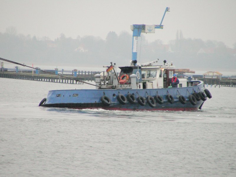  der Bremser  Schlepper  Stubbenhuk  an der Hecktrosse der Gorch Fock