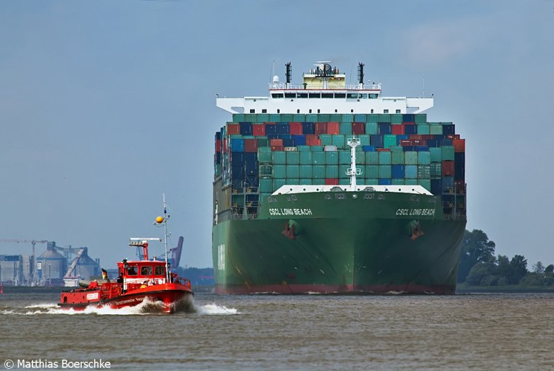 Der Brgermeister trifft die CSCL Long Beach bei Grnendeich auf der Elbe.