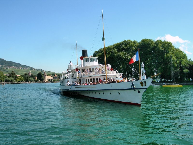 Der CGN Radschaufeldampfer Savoie hat die Anlegestelle in Rolle hinter sich gelasse und nimmt nun Kurs auf Yvoire in Frankreich.
25. Juli 2007