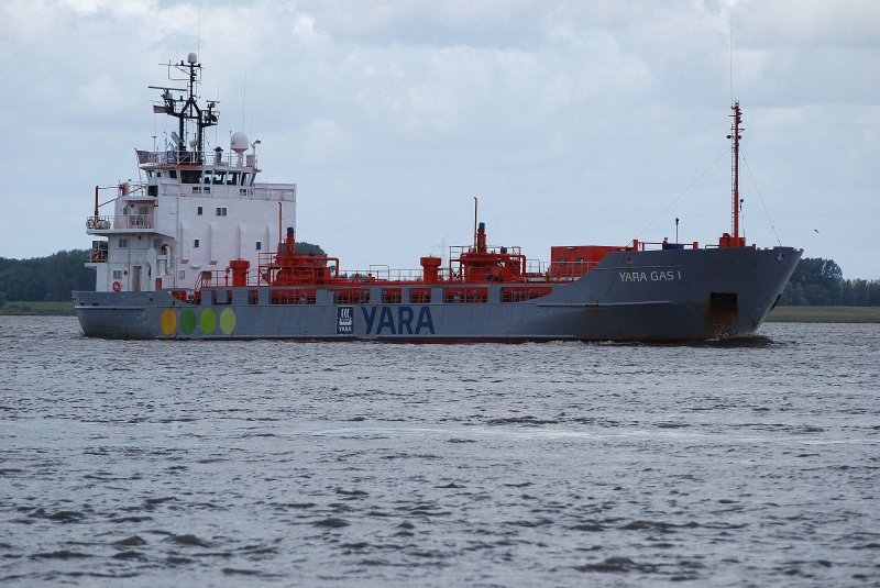 Der CO2 Tanker Yara Gas 1 IMO-Nummer:7711892 Flagge:Norwegen Lnge:72.0m Breite:13.0m Baujahr:1977 Bauwerft:Sietas,Hamburg Deutschland vor dem Fhranleger in Lhe am 05.09.09