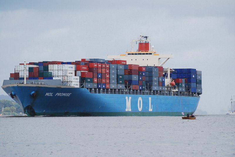 Der Containerriese MOL Promise IMO-Nummer:9236482 Flagge:Panama Lnge:292.0m Breite:40.0m Baujahr:2002 Bauwerft:Koyo,Mihara Japan Stellpltze fr 6350 TEU. auslaufend aus Hamburg aufgenommen vom Fhranleger in Lhe.