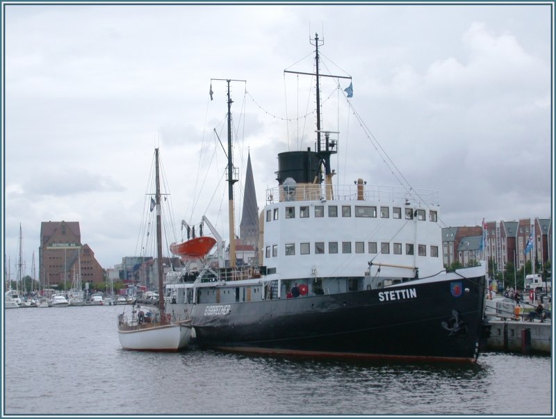 Der Dampfeisbrecher Stettin 1933 in eben dieser Stadt erbaut liegt whrend der Hansa-Sail im Hafen von Rostock. (09.08.2005)