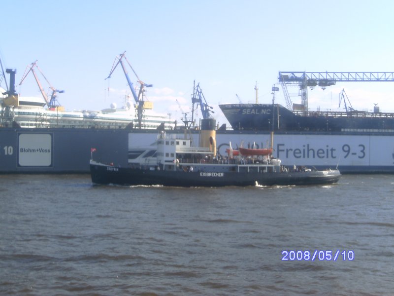 Der Dampfeisbrecher Stettin auf Fahrt durch den Hamburger Hafen.