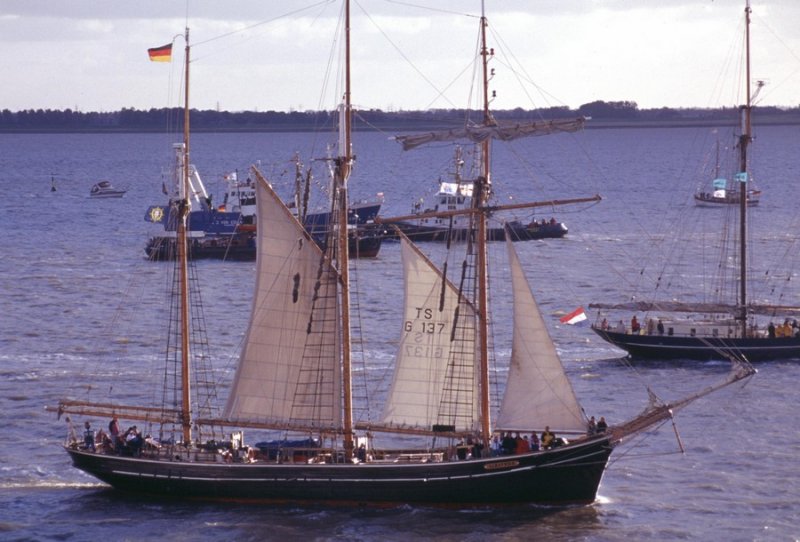 Der Dreimasttoppsegelschoner  Albatros  vom Verein  Clipper-Deutsches Jugendwerk zur See  e.V., Bremen. Baujahr 1942, Segelnummer TS G 137. Hier bei der Sail Bremerhaven 2000. Scan vom Dia. Weitere Infos zum Schiff gibt es da: http://www.tallship-fan.de/