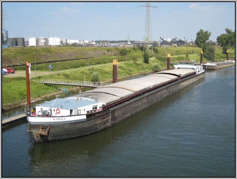 Der Duisburger Hafen am 04.08.2007. Im Bild das Frachtschiff  Karola 