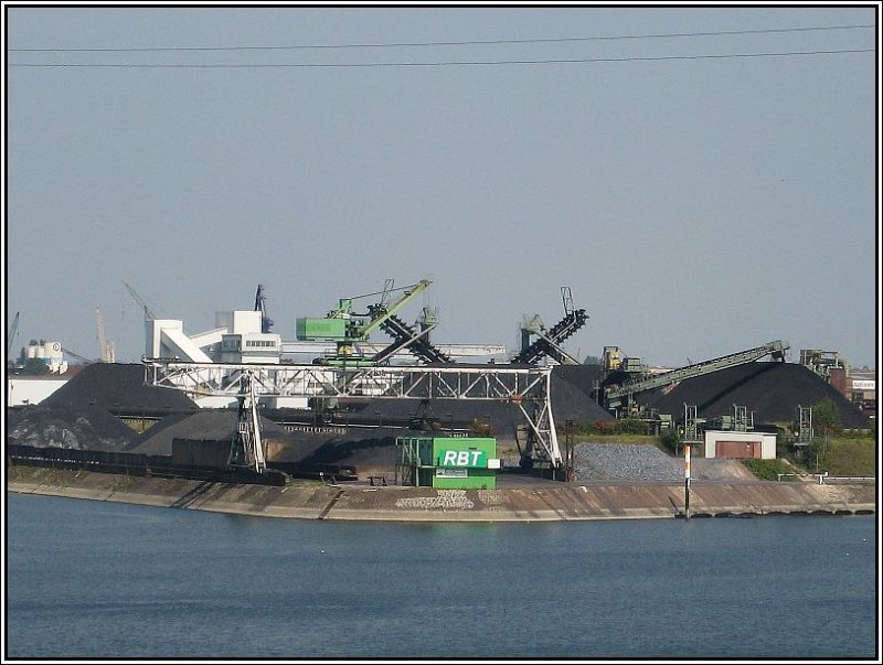 Der Duisburger Hafen mit riesigen Kohlebergen und Verladeeinrichtungen, aufgenommen am 04.08.2007. 