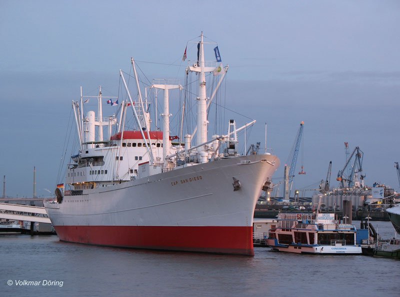 Der ehemalige Stckgutfrachter  Cap San Diego  und jetzt das weltgrte seetchtige Museumsschiff im Hafen Hamburg St. Pauli Landungsbrcken -  26.11.2006
