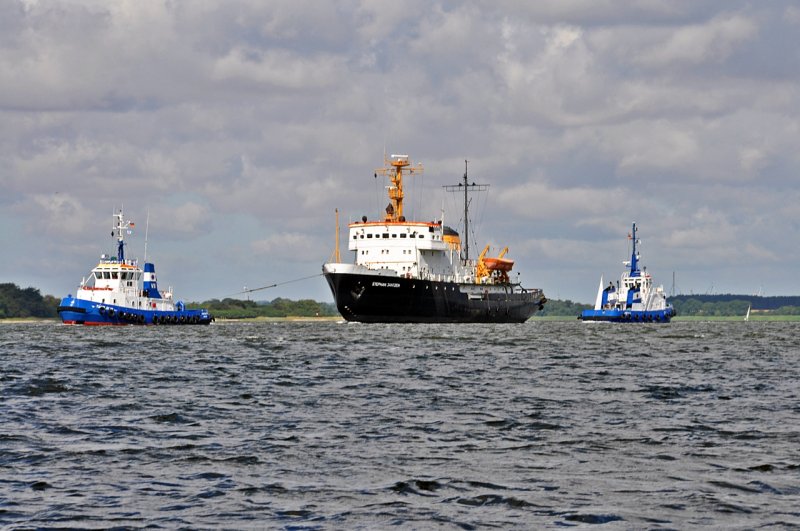 der Eisbrecher  Stephan Jantzen  auf seiner letzten Groen Fahrt vorerst (und das leider geschleppt) zwischen  Hhe 23  und  Pronitzner Schanze  bei Stralsund am 31.07.09