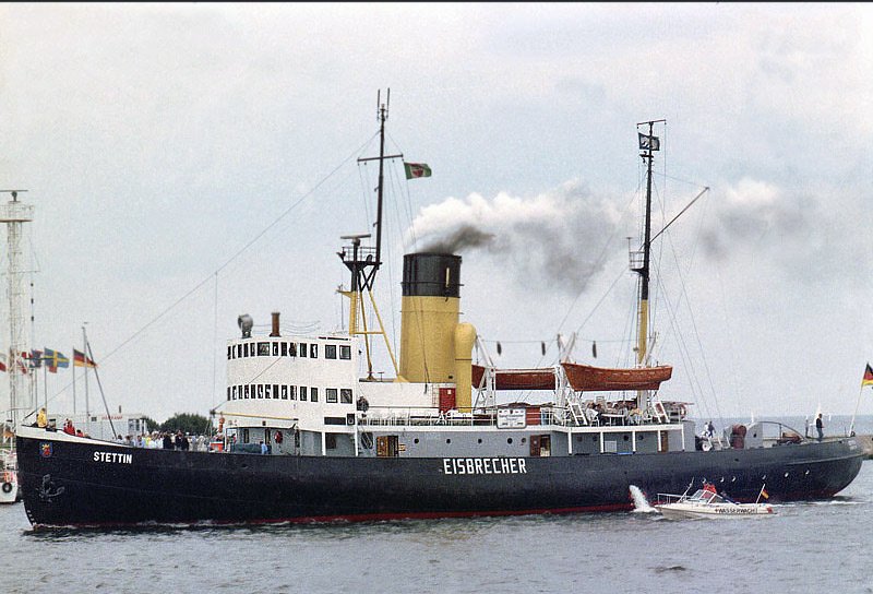 Der Eisbrecher Stettin passiert, von der Ostsee kommend, gerade 
die Radaranlage, der Ansteuerung von Travemnde.
Auer der Expansionsdampfmaschine, (Hauptantrieb)werden smtliche
Hilfsbetriebe (z.B.Ruderanlage) durch Dampf betrieben.
Aufn. 1991