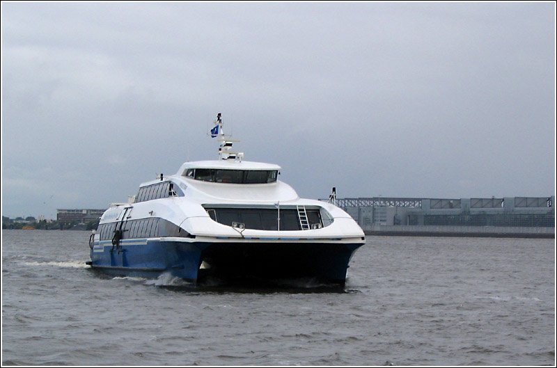 Der elbe-city-jet erreicht auf seine Weg von Hamburg nach Stade die Anlegestelle Blankenese. 11.8.2005 (Jonas)