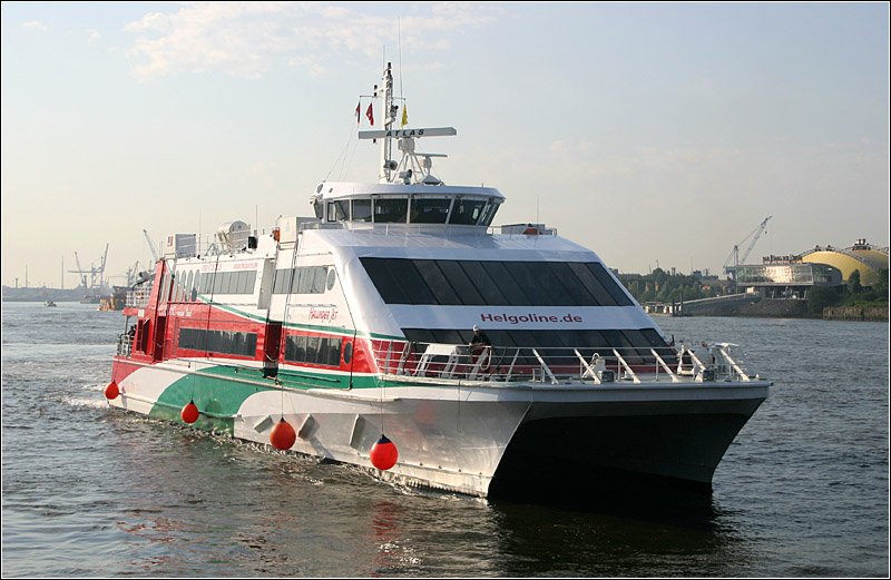 Der   Halunder Jet  kurz vor dem Anlegen in Hamburg. Dieser Hochgeschwindigkeitskatamaran wurde 2003 von der norwegischen Fjellstrand-Werft gebaut und verkehrt heute zwischen Hamburg und Helgoland. Der bis zu 68 km/h schnelle Katamaran hat insgesamt 9463 PS und kann bis zu 579 Passagiere auf zwei Decks aufnehmen. 16.7.2007 (Matthias)