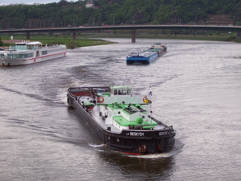 Der Heckradschlepper LR  Beskydy  aus Praha (Prag) zu Berg als Vorspannschlepper vom Koppelverband  Praha  am 11.05.2005, Ort: Meien - Altstadtbrcke, Elbe-Km 82,2 / Am Elbkai liegt das Kabinenschiff  Dresden .