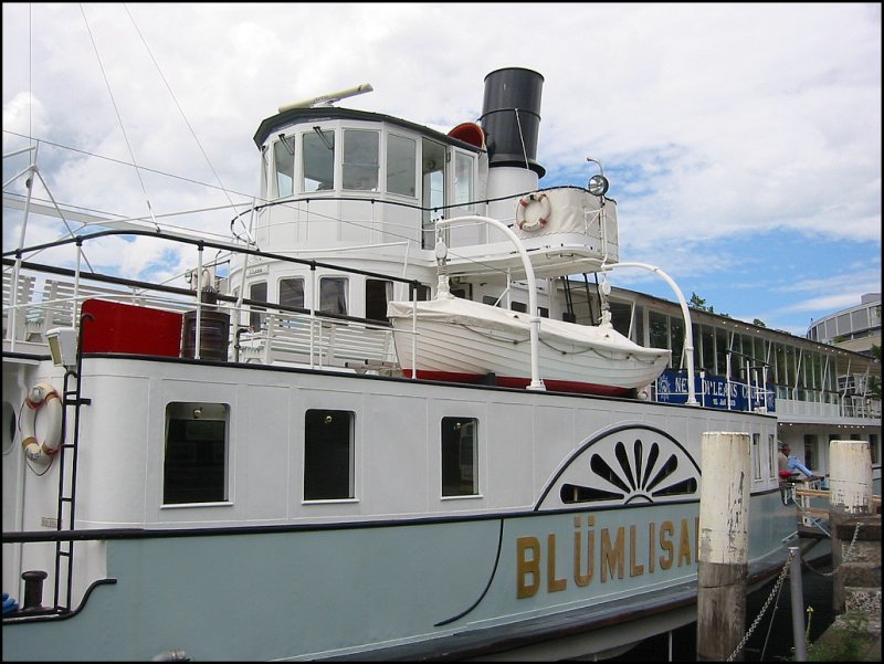 Der historische Raddampfer Blmlisalp an seiner Anlegestelle in Thun, hier ein Detailbild der Brcke. (Juli 2003)
