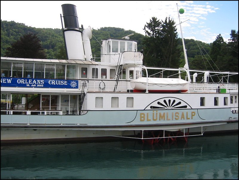 Der historische Raddampfer Blmlisalp an seiner Anlegestelle in Thun, hier ein Detailbild mit Schaufelrad und Brcke. (Juli 2003)