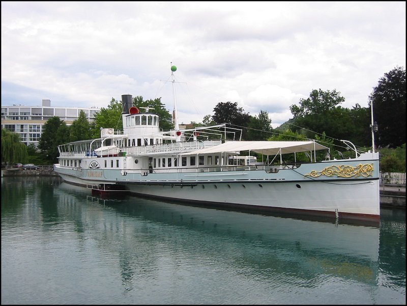 Der historische Raddampfer Blmlisalp an seiner Anlegestelle in Thun. Das Schiff wurde lt. Homepage der BLS-Schifffahrt 1906 gebaut. (Juli 2003)