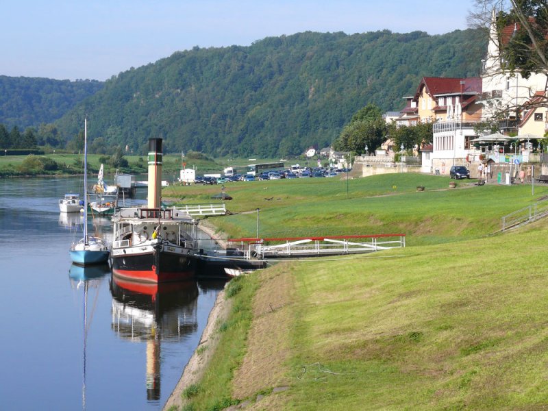 Der historische Schraubendampfer SACHSENWALD dient hier als Anleger fr einen Jollenkreuzer; Elbe bei Stadt Wehlen (Schsische Schweiz), 28.08.2009