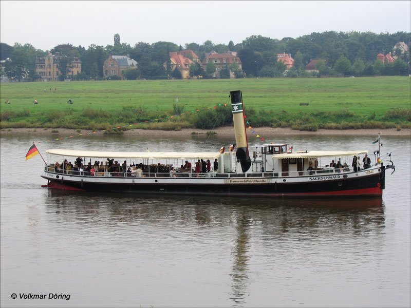 Der historische Schraubendampfer  Sachsenwald  der Personenschiffahrt Oberelbe (Frenzel), Pirna kommt die Elbe abwrts nach Dresden, 03.09.2005
