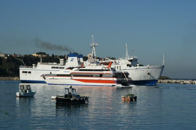 Der Katamara M/S  Achernar  und die Autofhre F/S  Driade  begegnen sich im Hafen von Prochida; 26.01.2008
