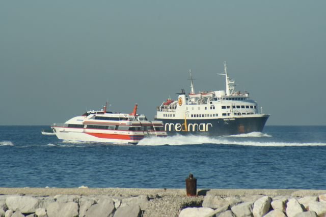 Der Katamaran M/S  Achernar  und die Autofhre M/S  Bento Buono  begegenen sich vor Prochida; 26.01.2008