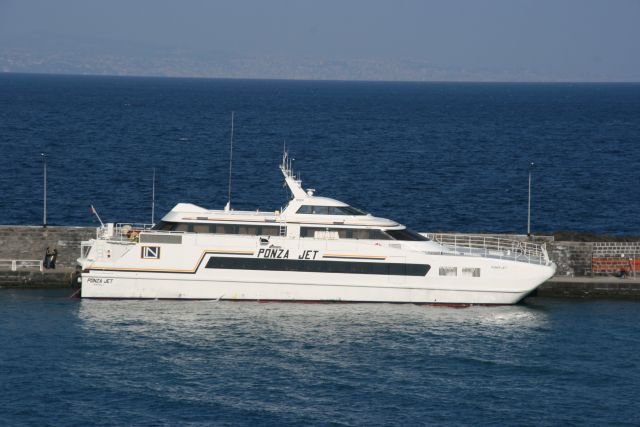 Der Katamaran M/S  Ponza Jet  im Kai von Marina Grande auf Capri; 09.02.2008