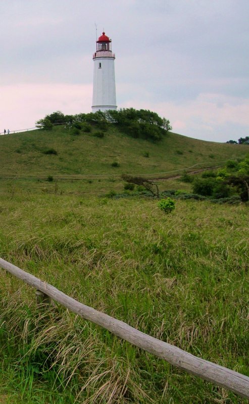 Der Leuchtturm auf dem Schluckwieksberg, mit 72,5 Meter Hhe die hchste Erhebung auf Hiddensee. Mai 2006