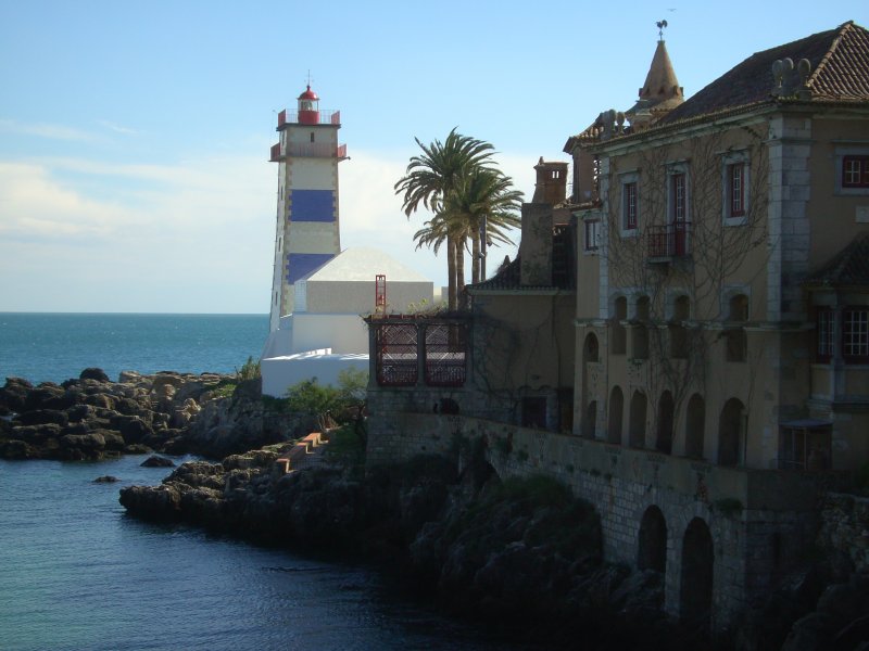 Der Leuchtturm Farol de Santa Marta in Cascais bei Lissabon. (03/08)