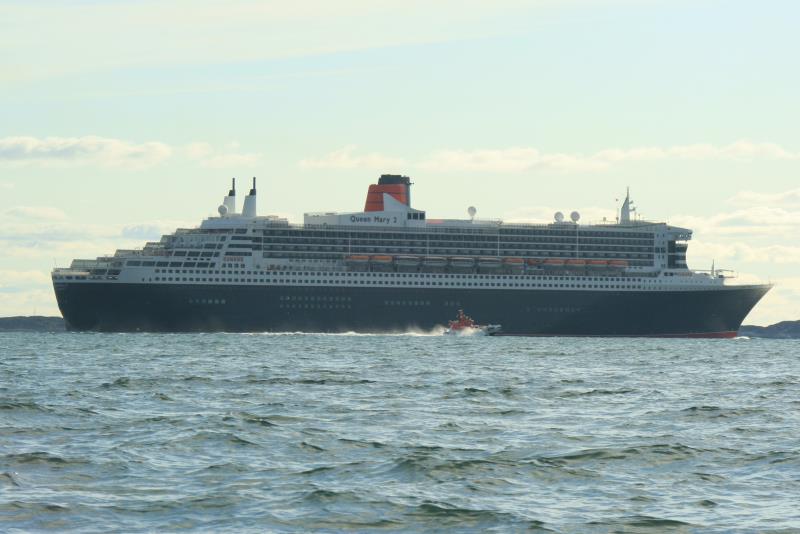 Der Lotse hat die M/S  Queen Mary  verlassen. Danach nimmt der Kreuzfahrer wieder fahrt auf und wir hatten mit unserem Kajtbbot das Nachsehen; 10.06.2009