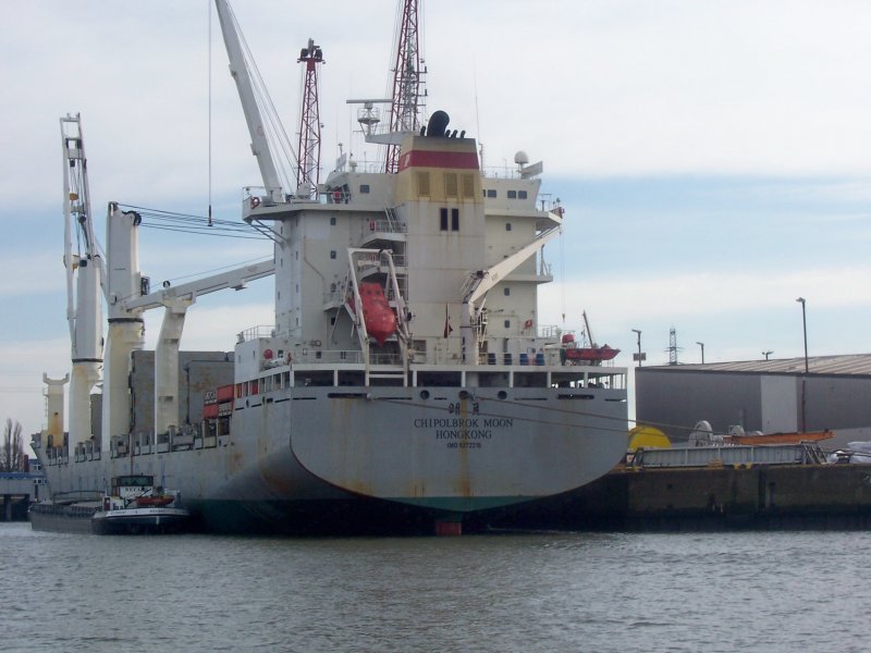 Der Mehrzweckfrachter Chipolbrok Moon aus Hongkong am 29.02.08 im Hamburger Hafen.