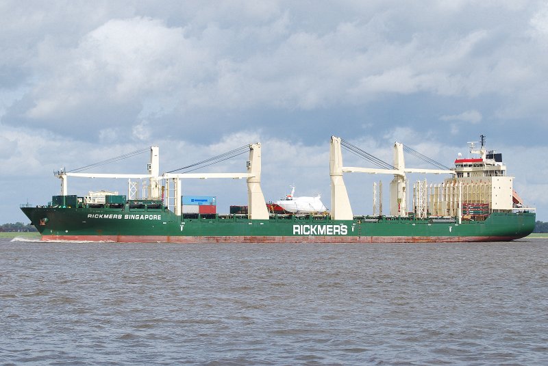 Der Mehrzweckfrachter Rickmers Singapore IMO-Nummer:9238820 Flagge:Marshall Inseln Lnge:192.0m Breite:28.0m Baujahr:2003 Bauwerft:Jinling Shipyard,Nanjing China auslaufend vor dem Fhranleger in Lhe.