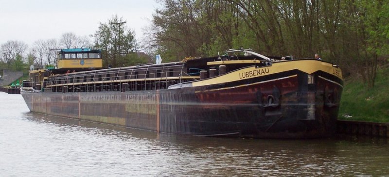 Der MS  Lbbenau  mit Heimathafen Lbbenau wird von einen privaten Schiffseigner, einen sogenannten Partikulier, betrieben. Das Schiff liegt hier an der Liegestelle Genthin im Elbe-Havel-Kanal, Datum 29.04.2005. Eichnummer: MDD 702, 888 t Tragfhigkeit, 67,00 m x 8,20 m, Europa-Nummer: 4030920. Es ist ein ehemaliges DDR-Motorschiff und war fr die Deutsche Binnenreederei Berlin in Einsatz.