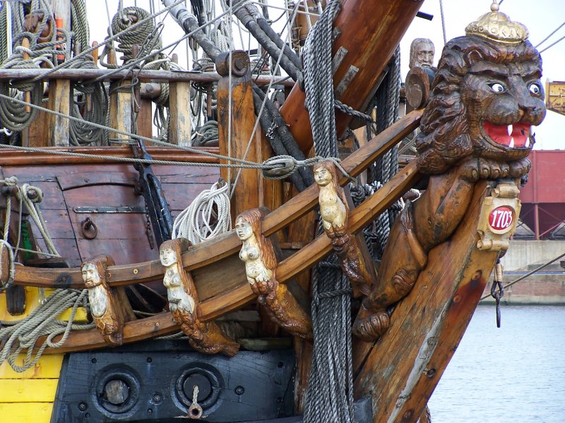 Der Nachbau der Fregatte  Shtandart  von 1703 aus Russland, Baujahr 1999, fhrt einen Lwen als Galionsfigur. Das Bild entstand am 15.08.2005 bei der Sail Bremerhaven.