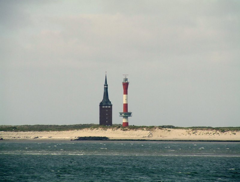 Der neue Leuchtturm und der Westturm auf der Insel Wangerooge am 06.09.2007