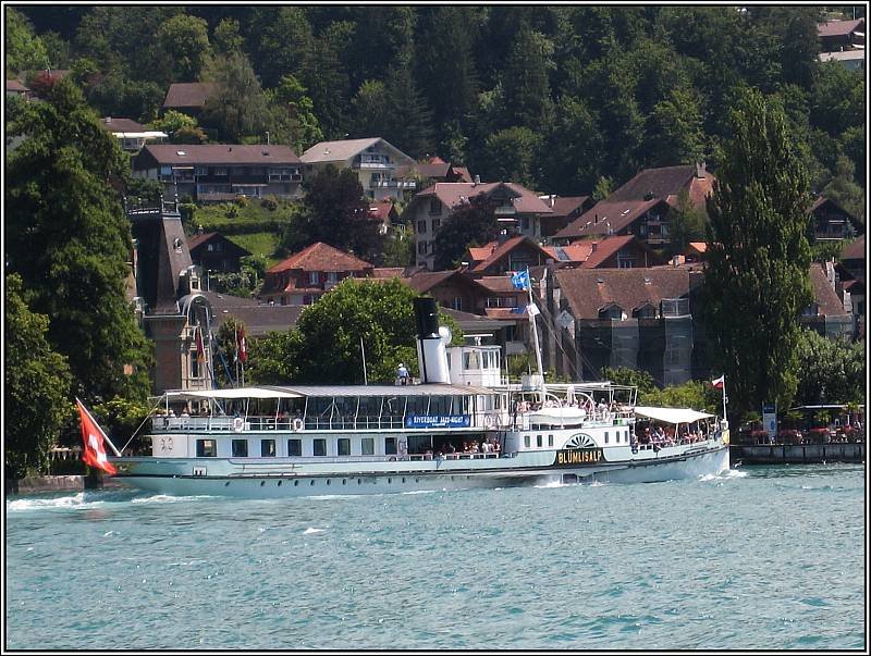 Der Raddampfer DS  Blmlisalp  war am 23.07.2008 auf dem Thuner See unterwegs. Bei der Aufnahme befand ich mich an Bord der MS  Beatus .