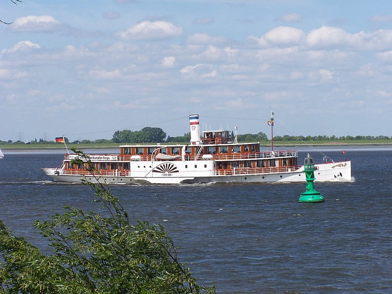 Der Raddampfer  Freya  auf der Elbe hhe Schulau am 24.05.2008 ist in Kiel stationiert und befhrt den Nord-Ostsee Kanal sowie umliegende Hfen an der Nord- und Ostseekste.1905 war Stapellauf
2005 Geburtstagsjahr - 100 Jahre Raddampfer Freya.
 
    
   