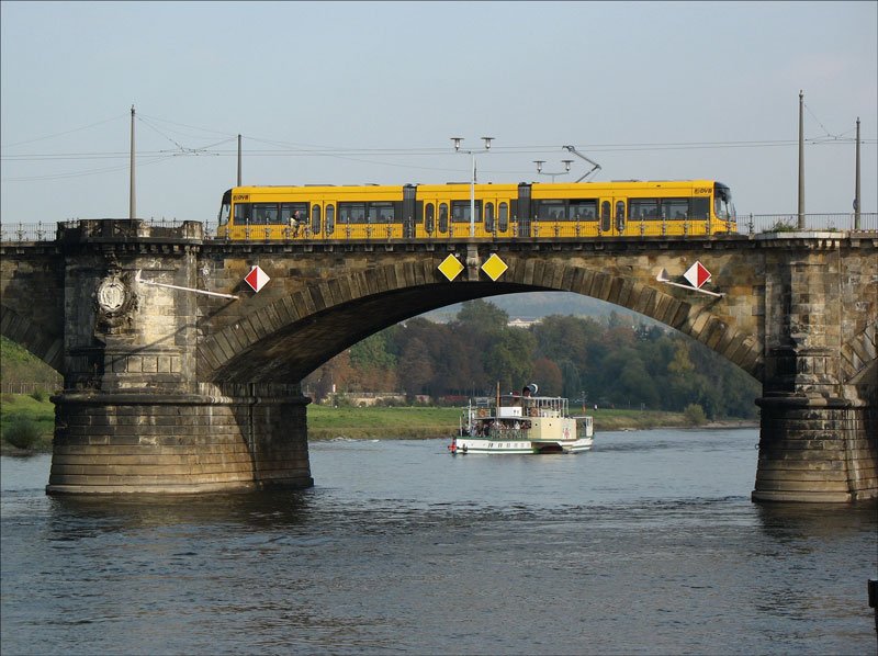 Der Raddampfer  PIRNA  kommt elbabwtrs und hat vor dem Passieren der Albertbrcke den Schornstein umgelegt, auf der Brcke berquert ein NGTD8DD der DVB die Elbe; Dresden, 16.10.2007
