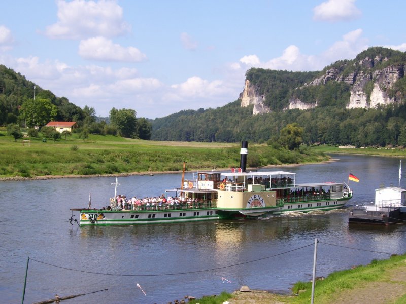 Der Raddampfer Pirna legt in Rathen am 21.08.08 ab.