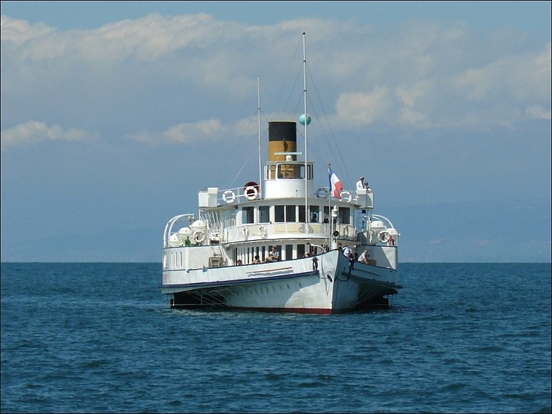 Der Raddampfer  Vevey  wurde 1907 gebaut und bekam 1955 bei der letzten bedeutenden Erneuerung einen diesel-elektrischen Antrieb. Er hat eine Lnge von 65,5 m und eine Breite von 14 m. In der 1. Klasse gibt es einen sehr schnen Jugendstil Salon mit im Original erhaltenen Mbeln und Gestaltung. Bild aufgenommen am Genfer See am 02.08.08. (Hans)