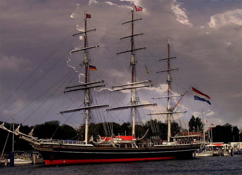 Der Rahsegler  Stad Amsterdam  whrend eines Besuchs in HL-Travemnde. Das Dreimast-Vollschiff wurde von Arbeitslosen und Schulabgngern, in Amsterdam gebaut, im Jahre 2000 fertiggestellt und getauft. (ca. 2000 mSegelflche, 770 BRT)
Aufn. 2003 