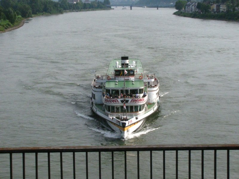 Der Rheindampfer Goethe bei Koblenz am 13.06.2009.