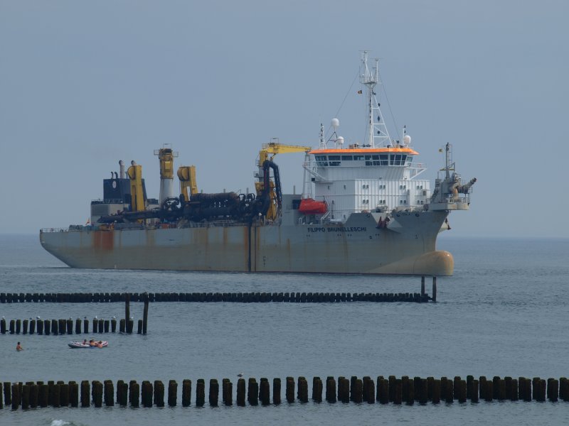 Der Saugbagger Filippo Brunelleschi beim abladen seiner Ladung vor Westkapelle (NL)