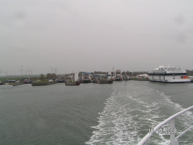 Der Scandlines-Fährhafen Puttgarden am 18.10.2008 vom Fährschiff Schleswig-Holstein, auslaufend Richtung Roedby Havn. Rechts das Port-Center.