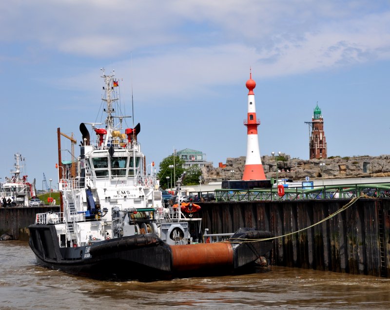 Der Schlepper  Ems  in Bremerhaven. Lg. 37,06m - Br. 13,12m - Tiefgang 6,80m - Geschwindigkeit 14 kn - Pfalzug 75 t. 2 Maschinen
mit jeweils 2650 Kw - 2006 in Spanien gebaut