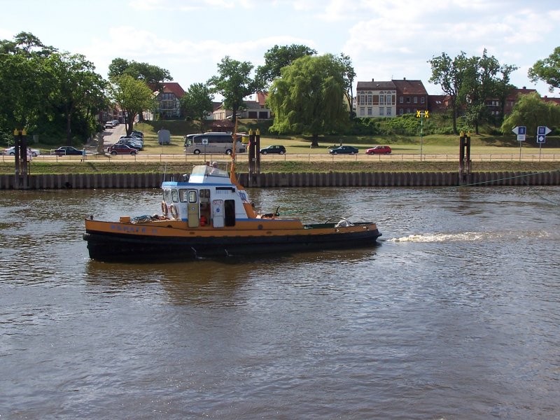 Der Schlepper Renate II als Vorspann der Ms Scenic Emerald.