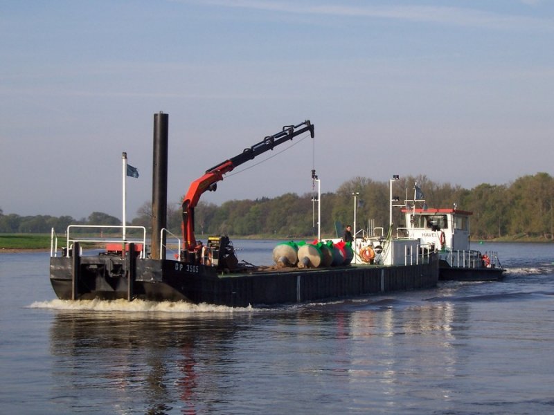 Der Schubschlepper  Havel , vom WSA Dresden, ist am 29.04.2005 zu Berg oberhalb vom Grieboer Berg (ca. Elbe-Km 228). Das Schiff schiebt den Arbeitsponton  DP 3505 , ausgerstet als Tonnenleger.  Havel : Euronummer 5034860, 18,06 m x 4,57 m. 