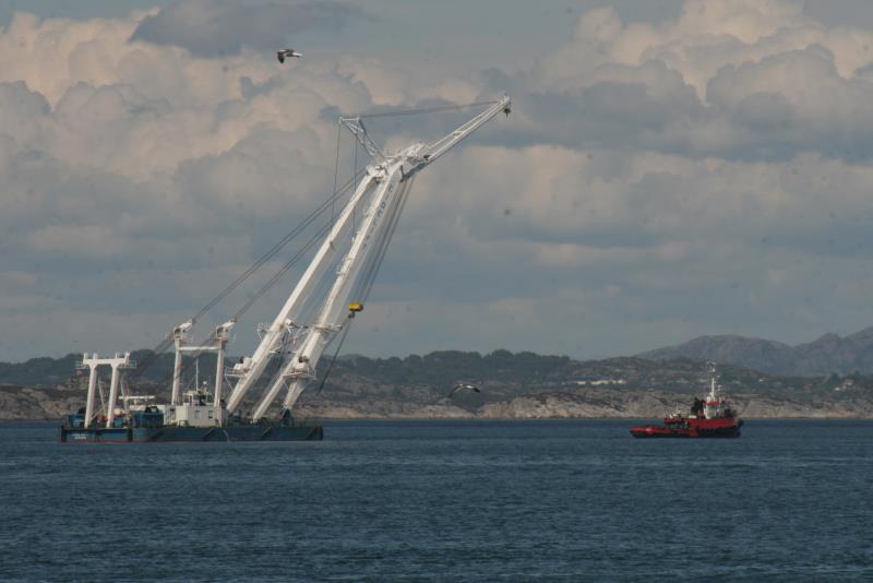 Der Schwimmkran  Etol Lift  wird auf die Nordsee geschleppt. Vindnes; 08.06.2009