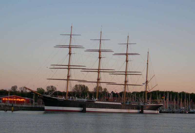 Der Sonnenuntergang rckt die  Passat  in Travemnde in ein besonderes Licht.Mai 2006